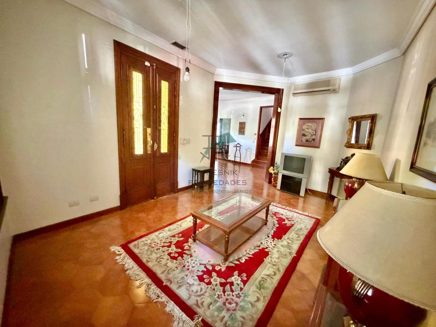 CASA DE ESTILO 4 DORMITORIOS. COCHERA Y TERRAZA