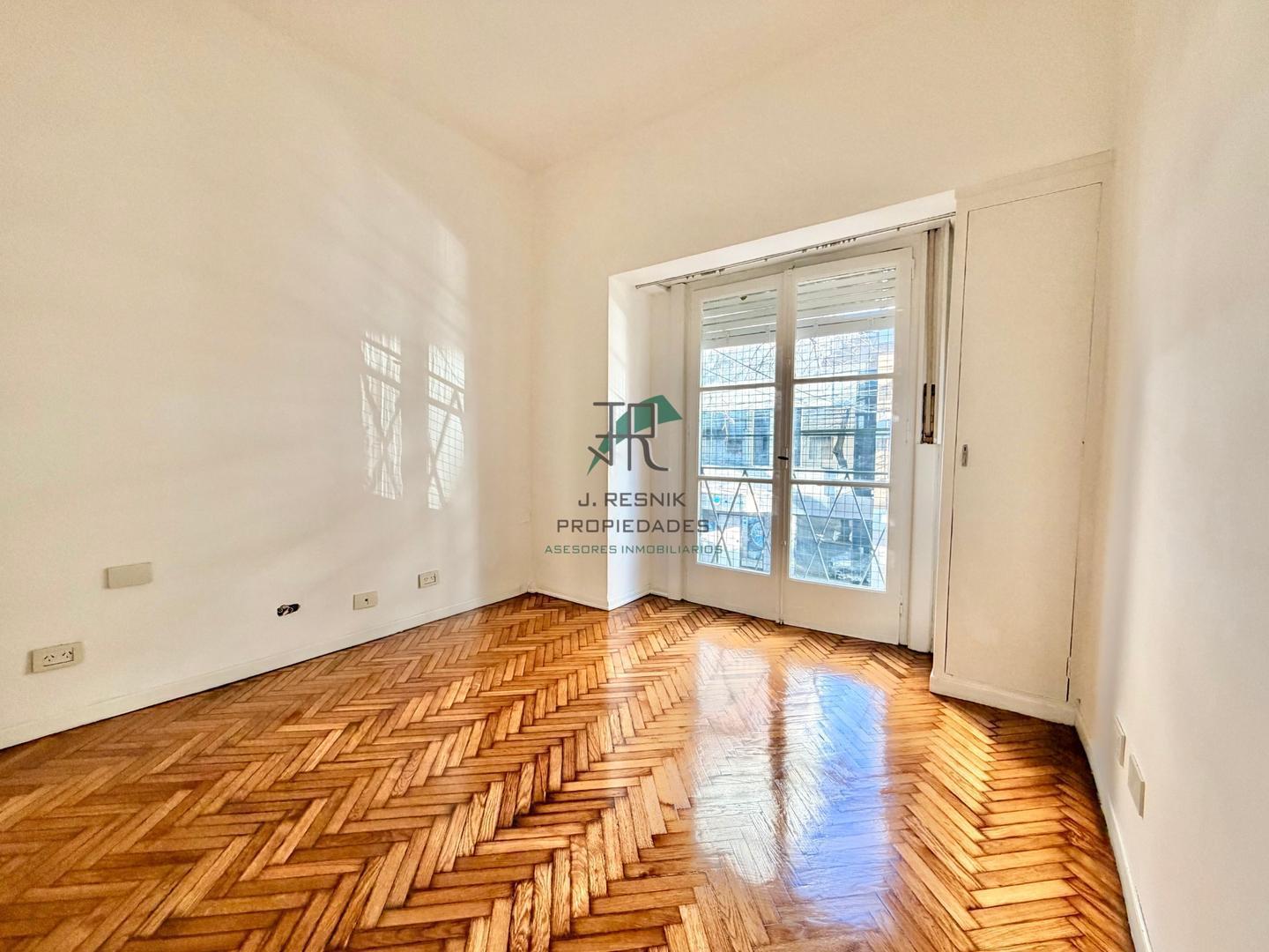 Foto de 2AMB - EXC. UBICACIÓN - SUPER LUMINOSO - MUY BAJAS EXPENSAS, imagen 2