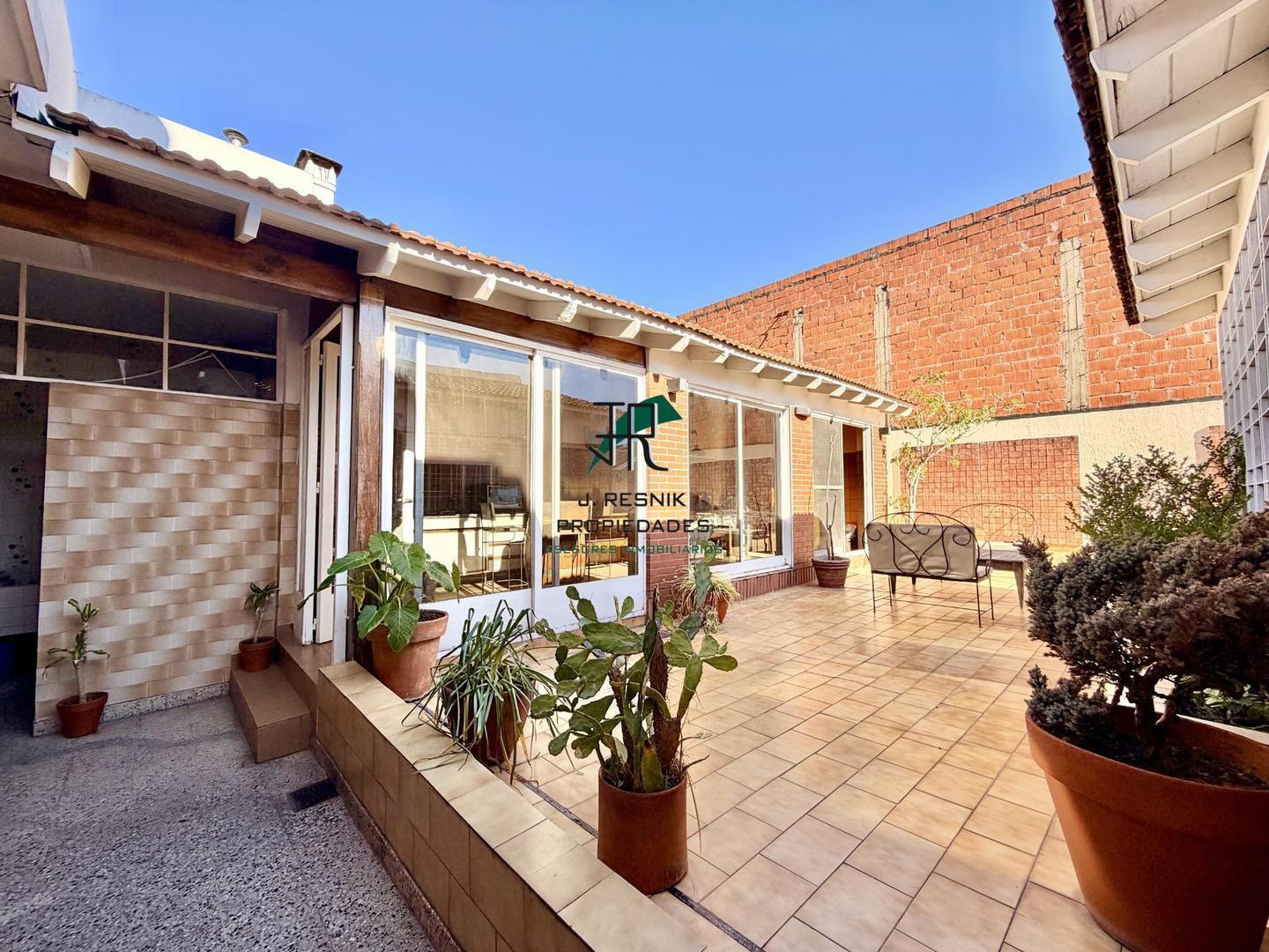 Foto de CASA 4 AMB - 2 COCHERAS - PATIO - QUINCHO - GALPÓN IMPECABLE, imagen 1