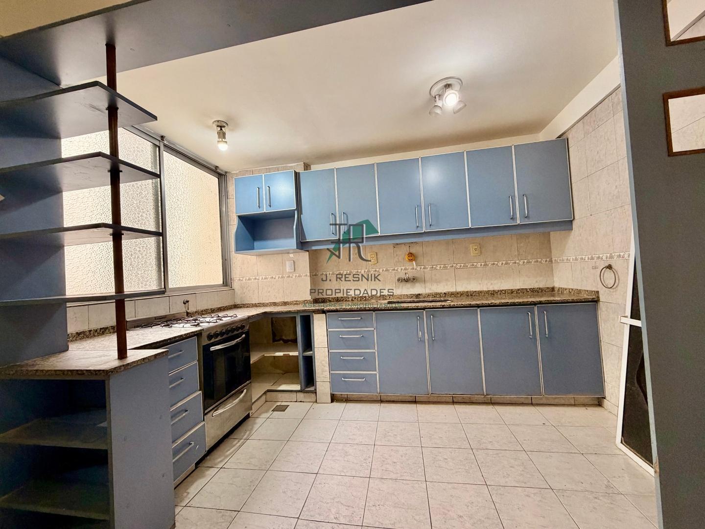 Foto de DEPARTAMENTO 3 AMBIENTES CON 105 Mts PATIO QUINCHO ÚNICO, imagen 4