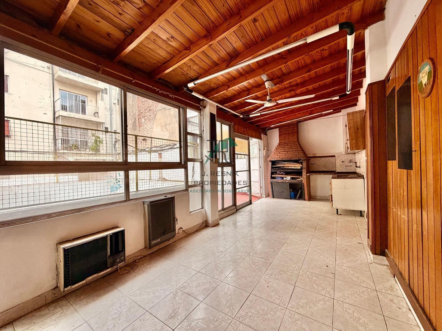 Foto de DEPARTAMENTO 3 AMBIENTES CON 105 Mts PATIO QUINCHO ÚNICO, imagen 2