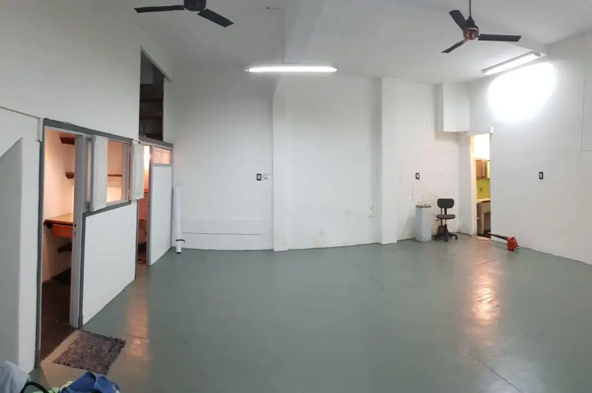 VENTA EXCELENTE LOCAL PARA DEPÓSITO O TALLER ZONA OLIVOS 2