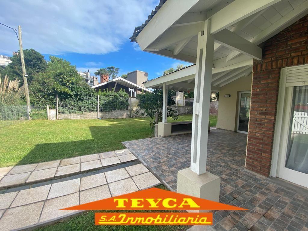 Foto de ALQUILER TEMPORARIO - Casa de 4 amb- Golf Playa, Pinamar, imagen 1
