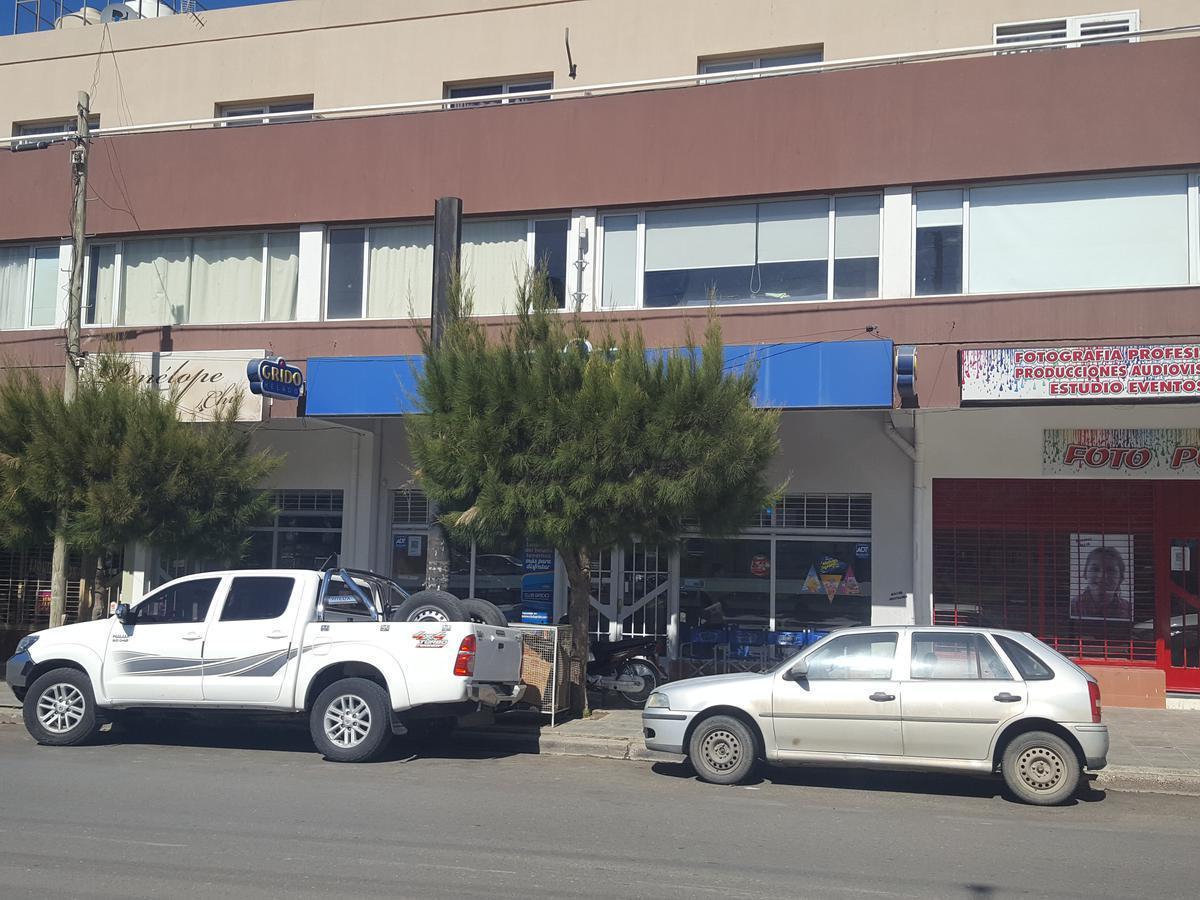 Inmobiliaria Comodoro - Vendemos - Excelente Inversión de 2 Locales Pegados con Excelente Renta! 3