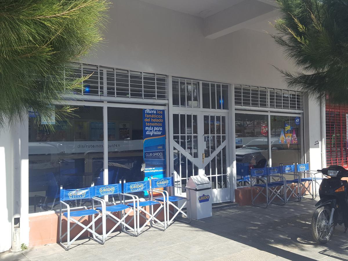 Inmobiliaria Comodoro - Vendemos - Excelente Inversión de 2 Locales Pegados con Excelente Renta! 4