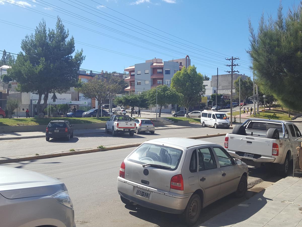 Inmobiliaria Comodoro - Vendemos - Excelente Inversión de 2 Locales Pegados con Excelente Renta! 2