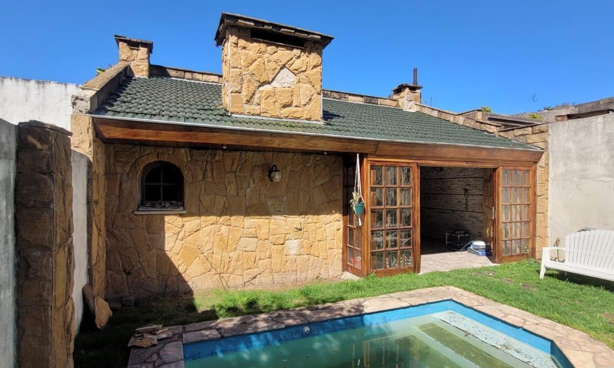 Casa de 7 Ambientes. Garage. Jardin con Piscina, Quincho y Parrilla! 1