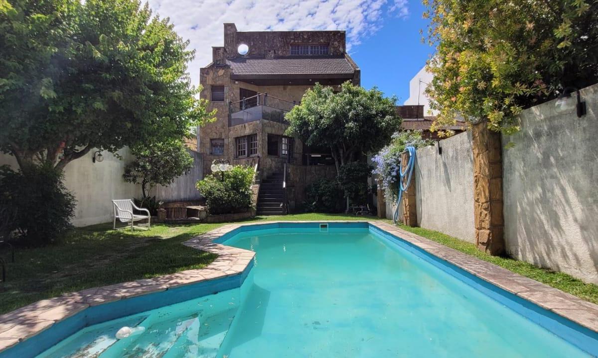 CASA DE 7 AMBIENTES. GARAGE. JARDIN CON PISCINA, QUINCHO Y PARRILLA!!