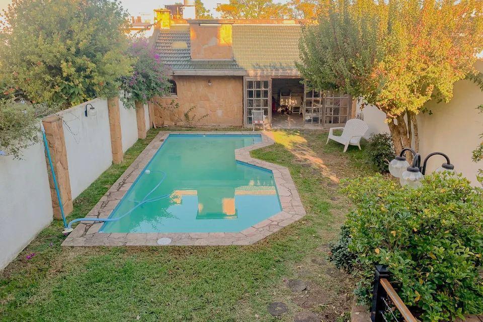 Foto de CASA DE 7 AMBIENTES. GARAGE. JARDIN CON PISCINA, QUINCHO Y PARRILLA!!, imagen 3