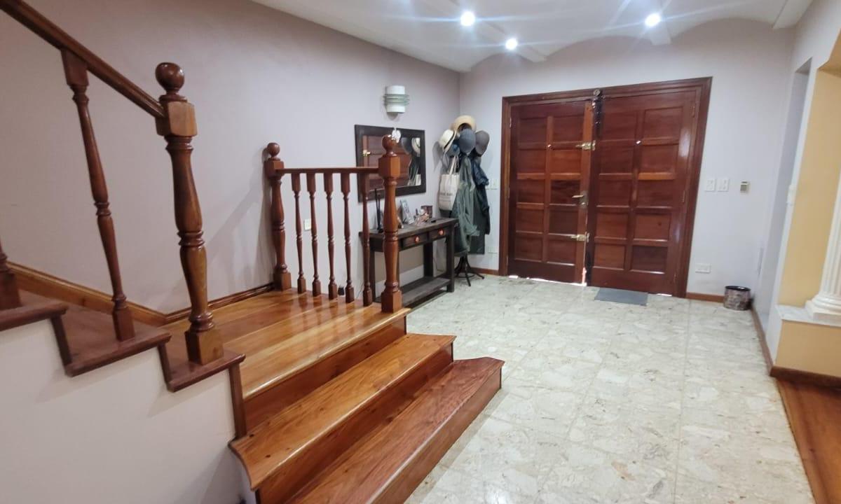 Casa de 7 Ambientes. Garage. Jardin con Piscina, Quincho y Parrilla! 4