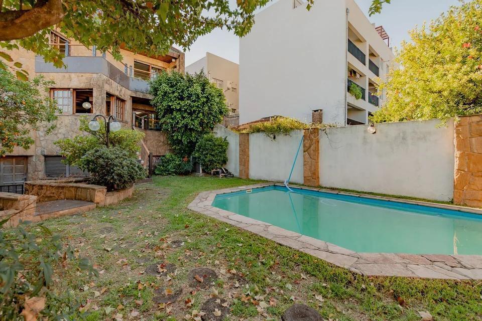 CASA DE 7 AMBIENTES. GARAGE. JARDIN CON PISCINA, QUINCHO Y PARRILLA!!