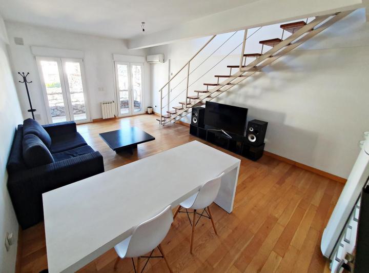 HERMOSO DEPARTAMENTO 2 AMBIENTES EN DUPLEX CON COCHERA Y TERRAZA!!