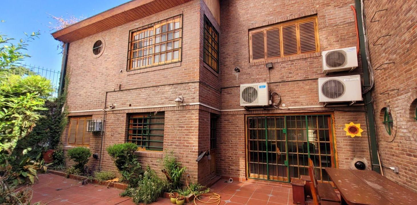 Foto de CASA DE 6 AMB. EN 3 PLANTAS CON GARAGE, PATIO CON JARDÍN Y PARRILLA!!, imagen 5