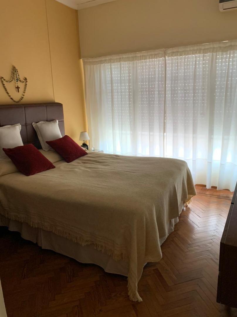 OPORTUNIDAD! CASA SÓLIDA DE 3 AMB CON COCHERA Y AMPLIO FONDO