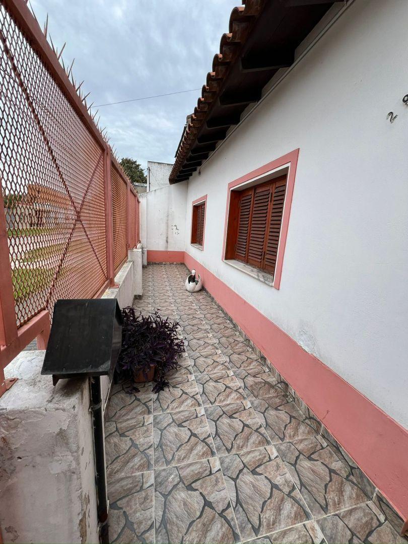 CASA SÓLIDA DE 3 AMB C/ FONDO SOBRE LOTE PROPIO DE 8,66 X 29