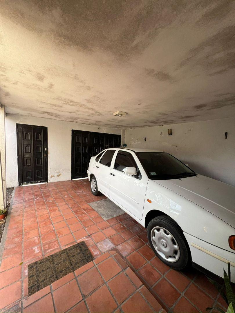 Casa de 3 Amb con Amplio Fondo Libre y Pileta 3
