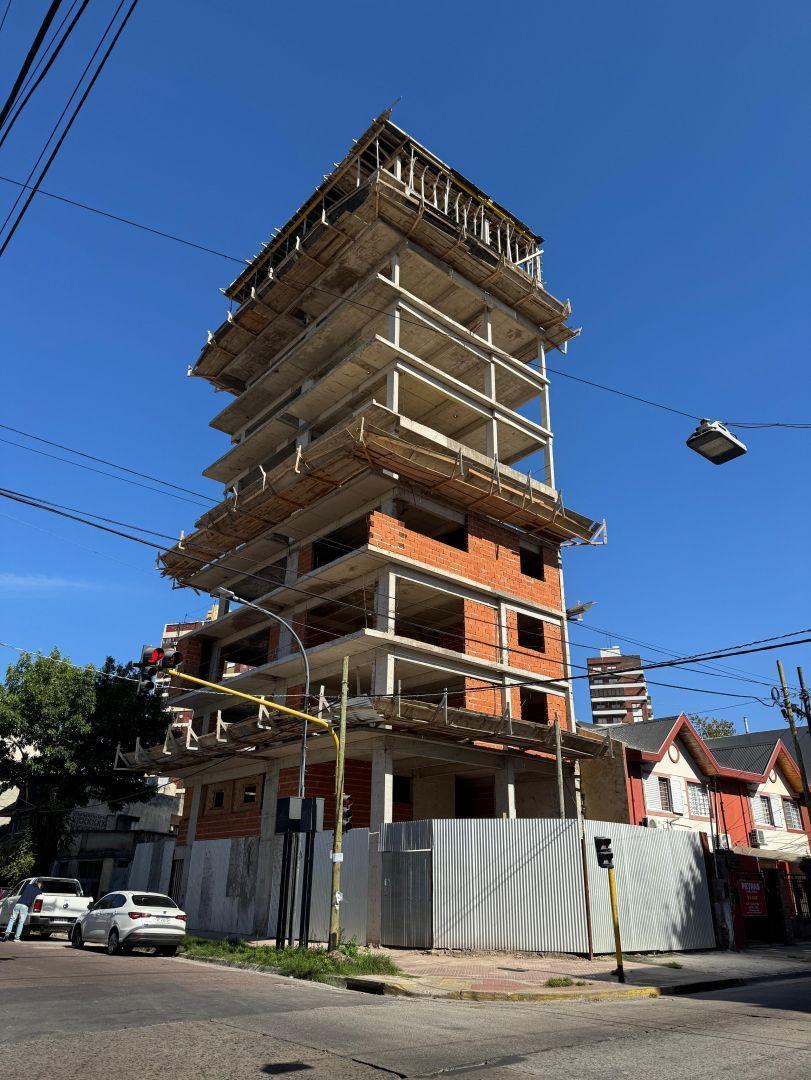 OPORT. EN POZO! SEMIPISO DE 2 AMB AL FRENTE EN PLENO LANÚS E