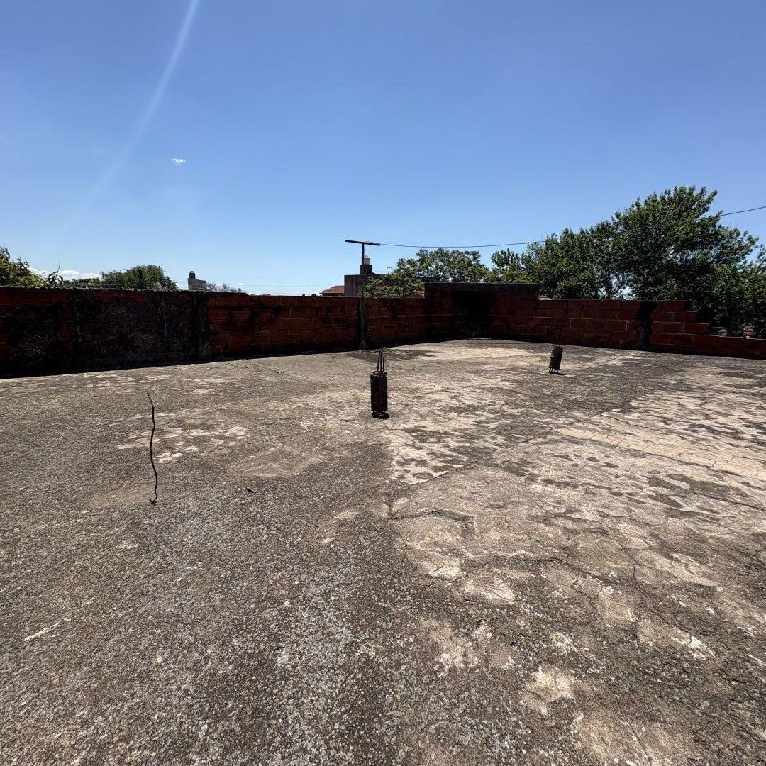 Casa lote propio con construcción a terminar en Banfield. Ideal inversor