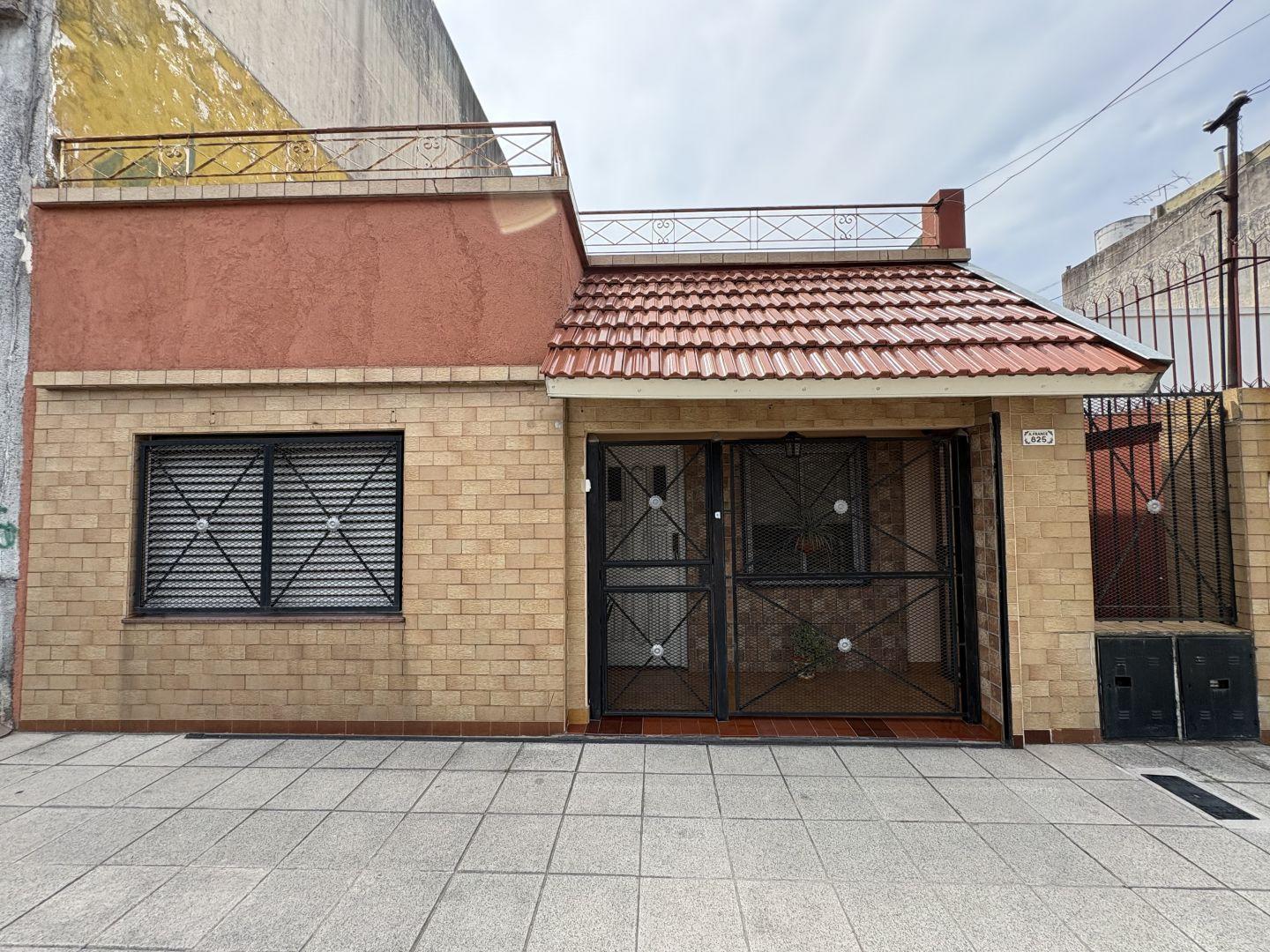 Casa lote propio de 2 amb + depto de 3 amb en exc. ubicación. Apto credito