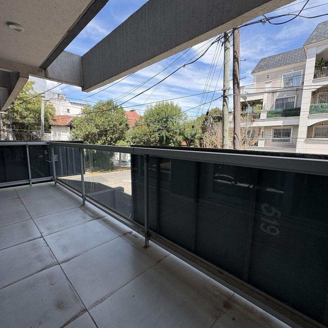 Depto de 2 amb al frente c/ balcón en edificio de categoria. Exc ubic. Apto credito