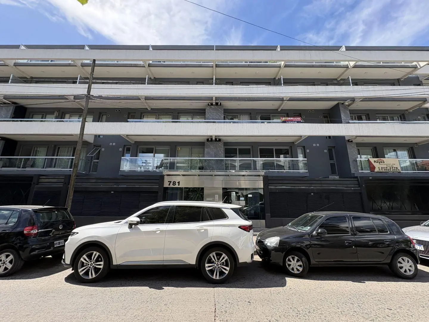 Depto de 2 amb al frente c/ balcón en edificio de categoria. Exc ubic. Apto credito 2