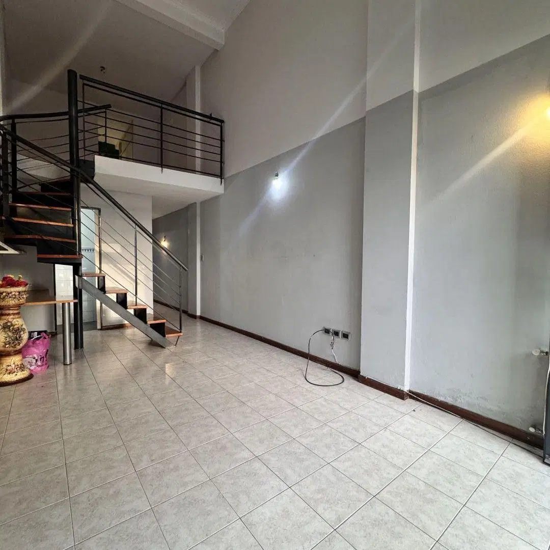 Depto tipo loft de 2 amb c/ balcón y cochera en pleno lanus este. 4