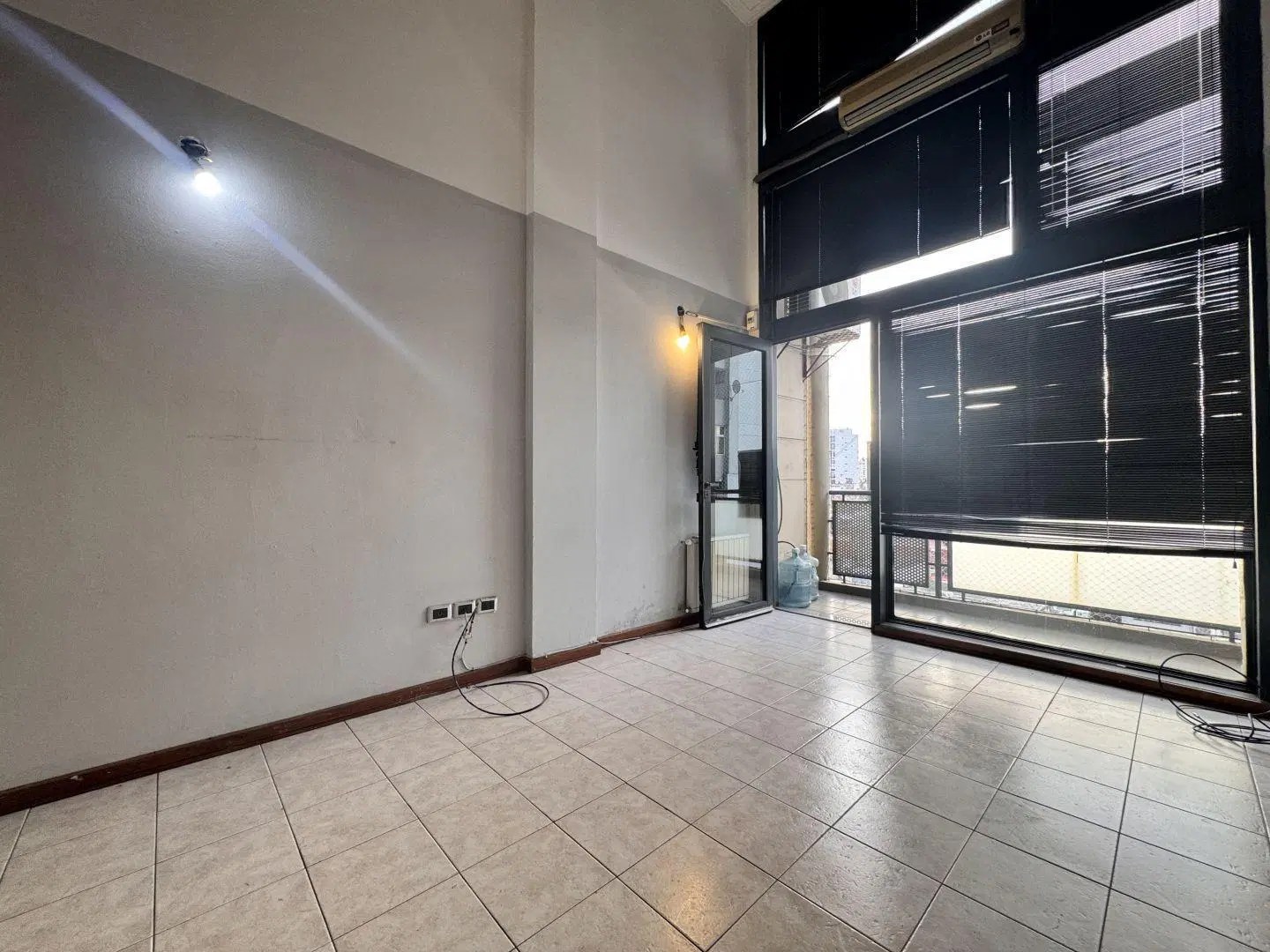 Depto tipo loft de 2 amb c/ balcón y cochera en pleno lanus este. 2