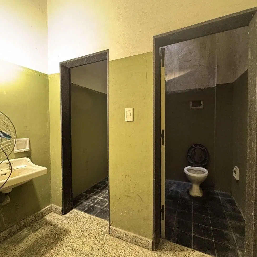 Gran deposito PH de 280 metros con oficina y 2 baños en Lanús Este 5