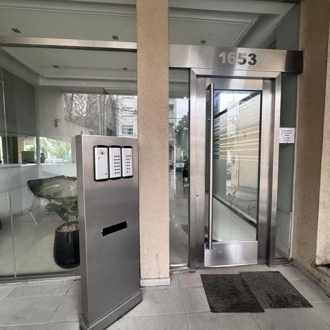 Piso de 3 amb con balcón aterrazado al frente. Exc estado y ubicación 1