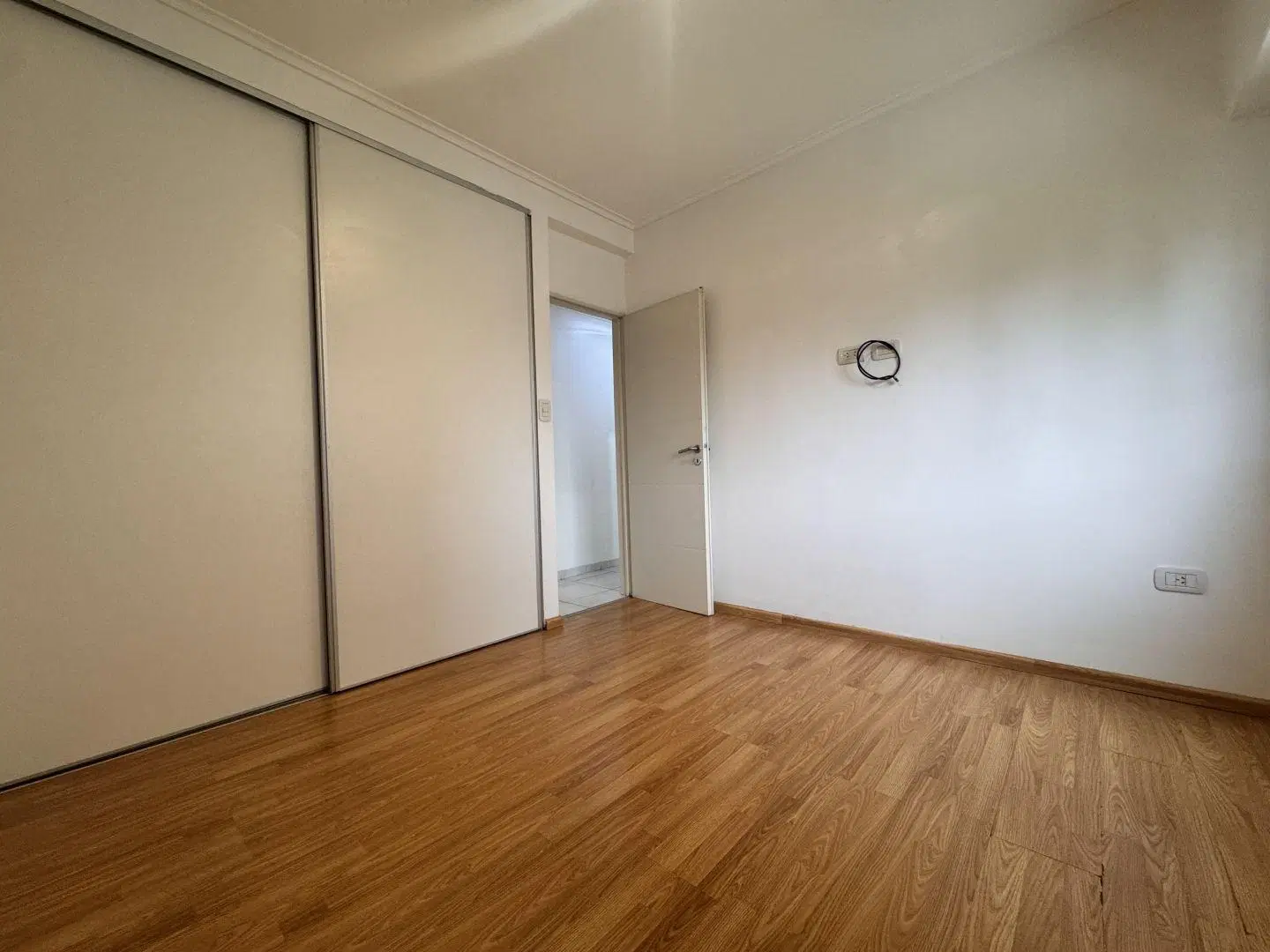 Piso de 3 amb con balcón aterrazado al frente. Exc estado y ubicación 4