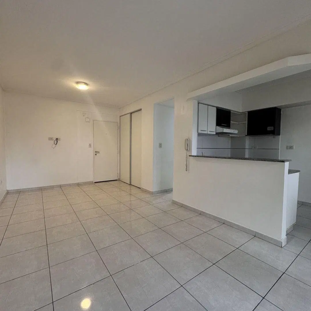 Piso de 3 amb con balcón aterrazado al frente. Exc estado y ubicación 5