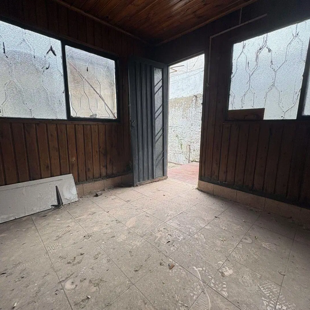 Casa lote propio de 2 amb con cochera a reciclar en Lanús E. 2