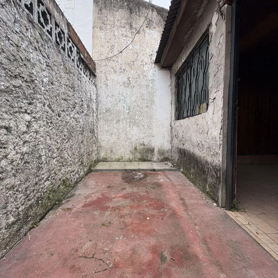 Casa lote propio de 2 amb con cochera a reciclar en Lanús E. 5