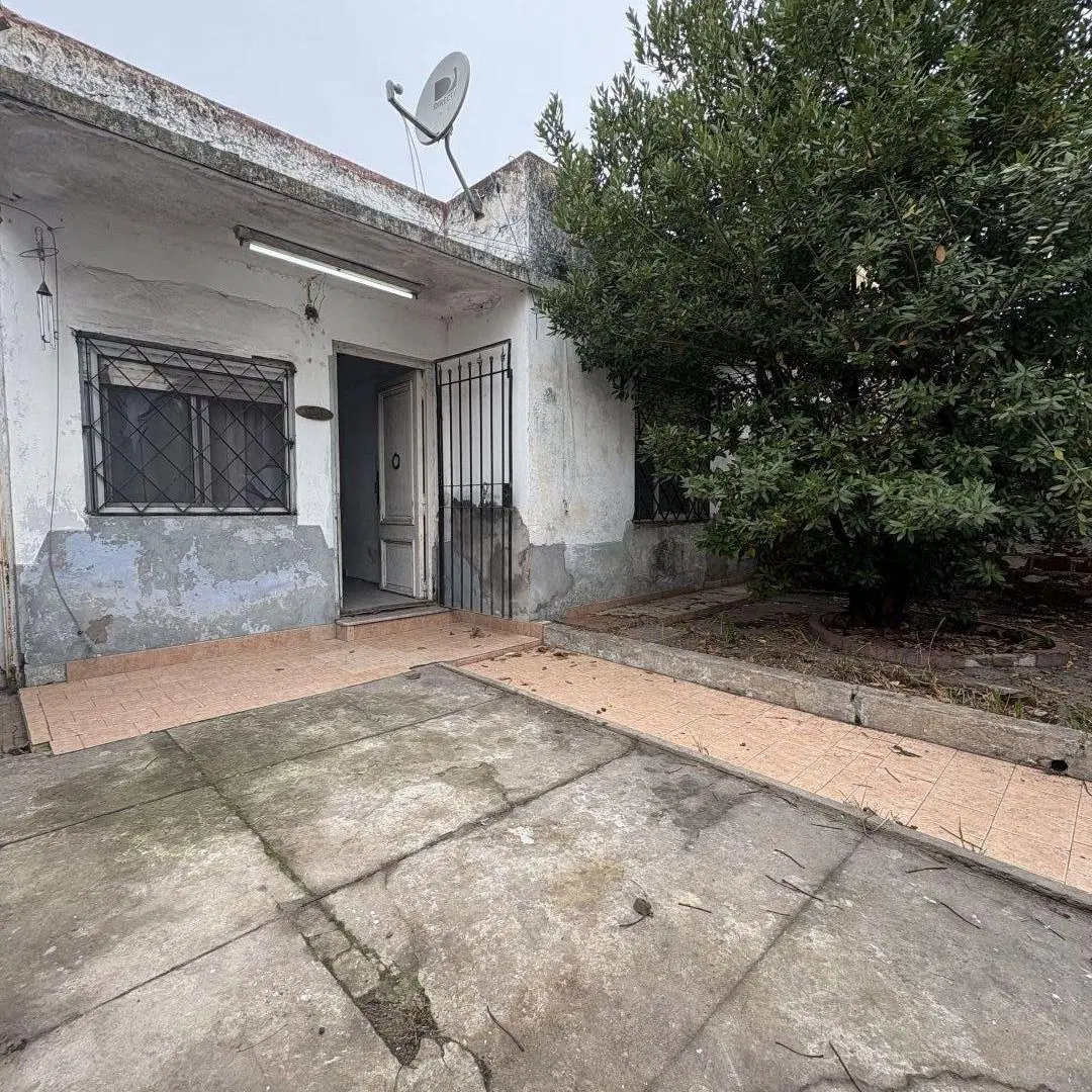 Casa lote propio de 2 amb con cochera a reciclar en Lanús E. 3