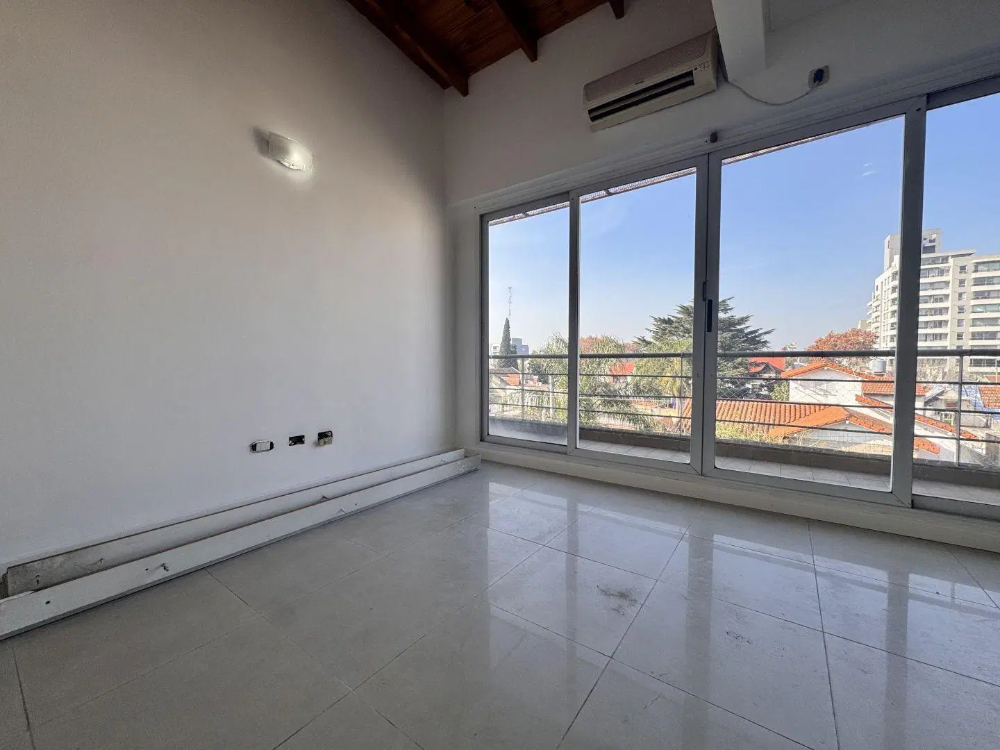 Semipiso de 2 amb al frente c/ balcón y cochera en exc. ubicación 2