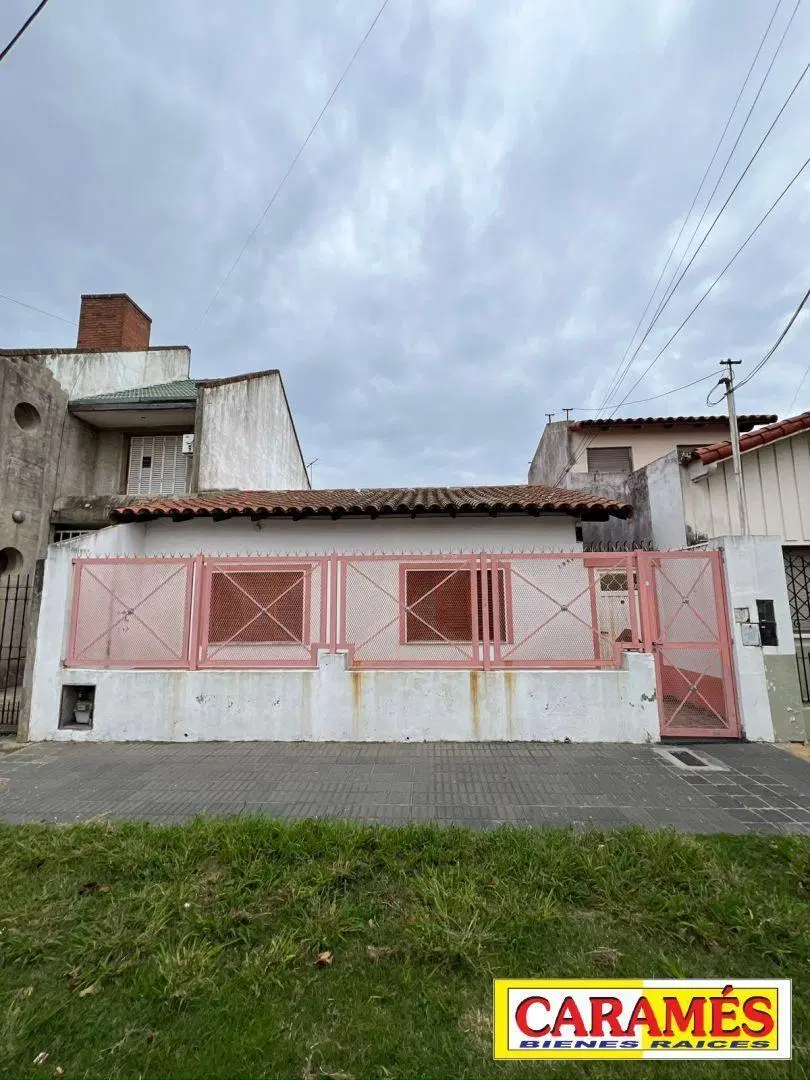 CASA SÓLIDA DE 3 AMB C/ FONDO SOBRE LOTE PROPIO DE 8,66 X 29 2