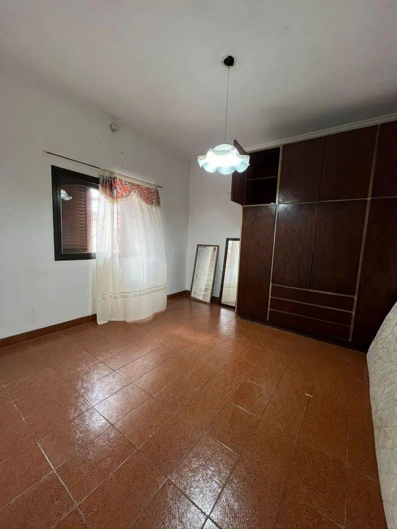 CASA SÓLIDA DE 3 AMB C/ FONDO SOBRE LOTE PROPIO DE 8,66 X 29 3