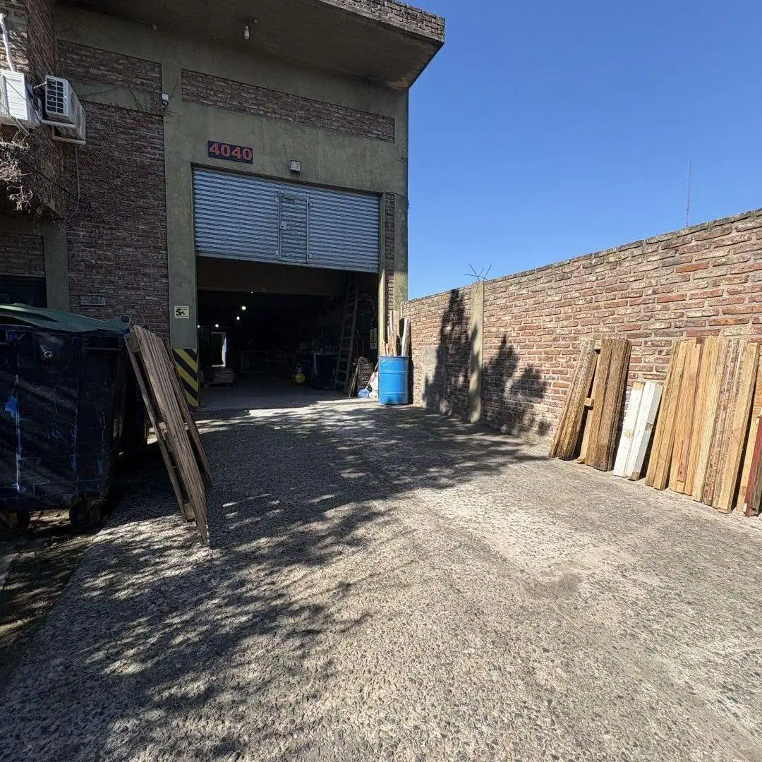 Galpón sobre lote de 8,66 x 35 con entrepiso, oficinas, techo de losa, playa de maniobra y entrada p 5