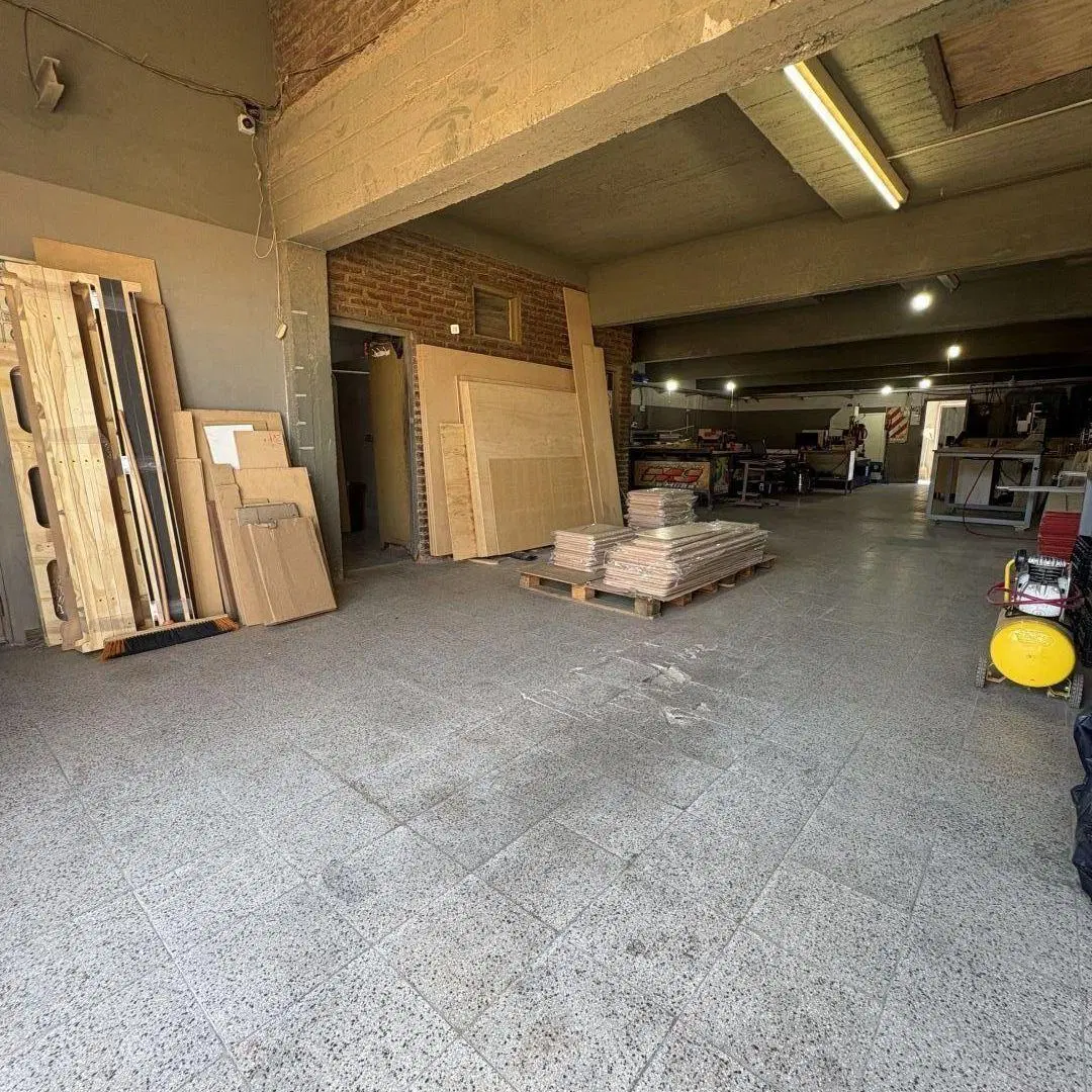Galpón sobre lote de 8,66 x 35 con entrepiso, oficinas, techo de losa, playa de maniobra y entrada p 2