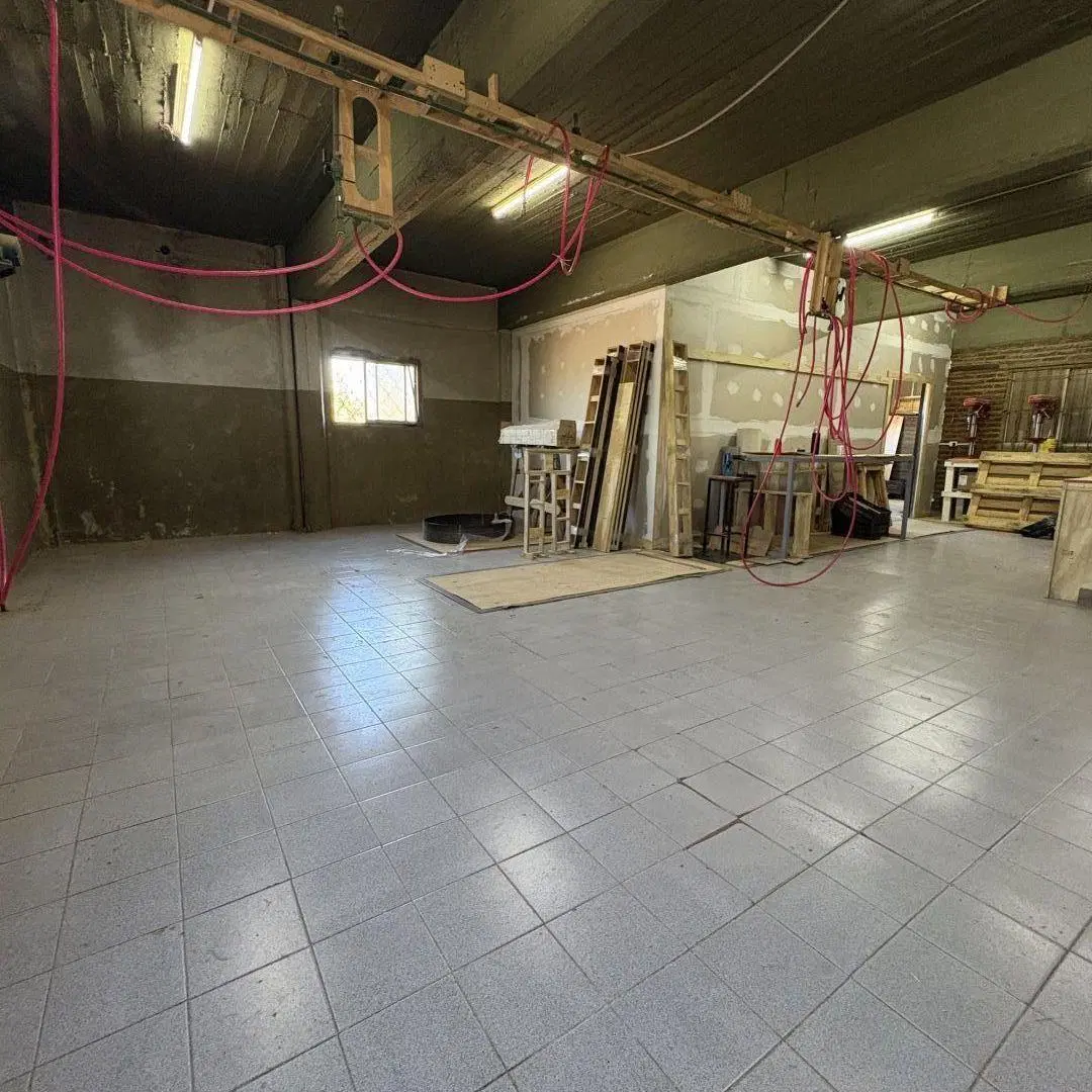 Galpón sobre lote de 8,66 x 35 con entrepiso, oficinas, techo de losa, playa de maniobra y entrada p 8