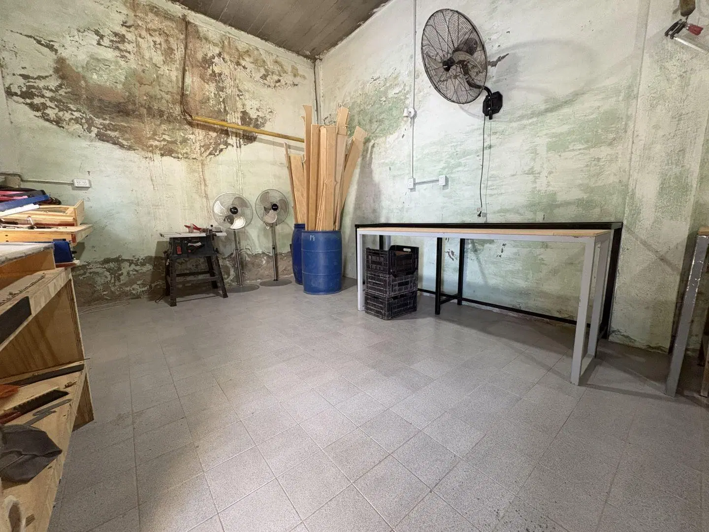 Galpón sobre lote de 8,66 x 35 con entrepiso, oficinas, techo de losa, playa de maniobra y entrada p 3