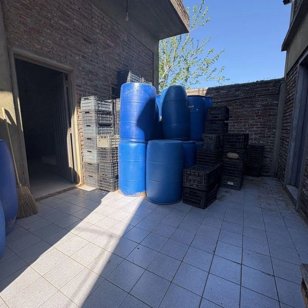 Galpón sobre lote de 8,66 x 35 con entrepiso, oficinas, techo de losa, playa de maniobra y entrada p 1
