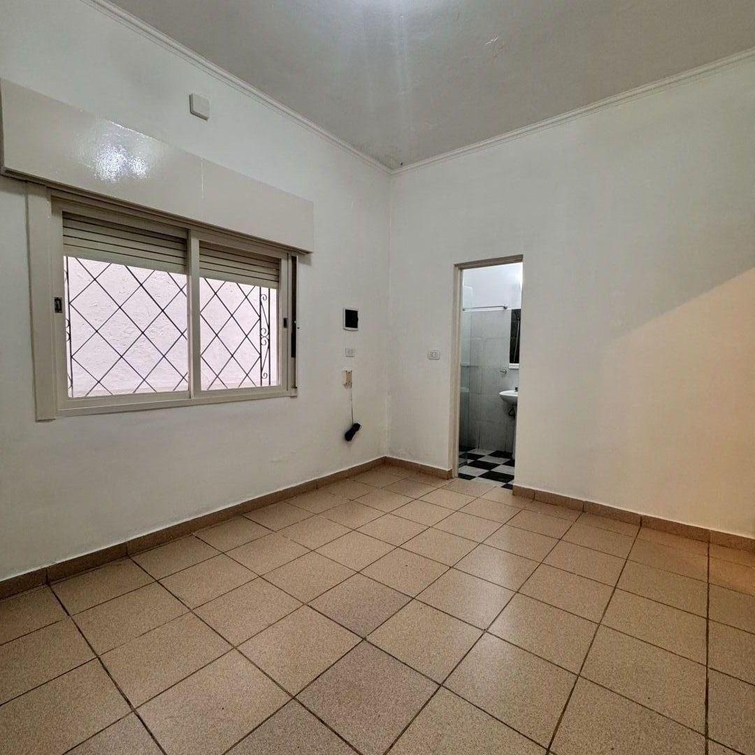 Foto de PH de 2 ambientes con patio en exc. ubicación. Sin expensas., imagen 1
