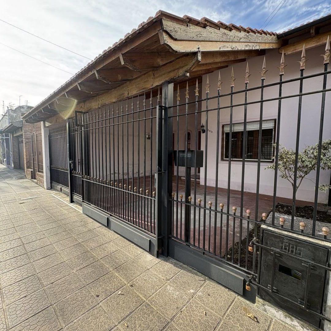 Foto de Casa lote propio de 3 amb amplio c/ cochera, quincho y fondo libre, imagen 2