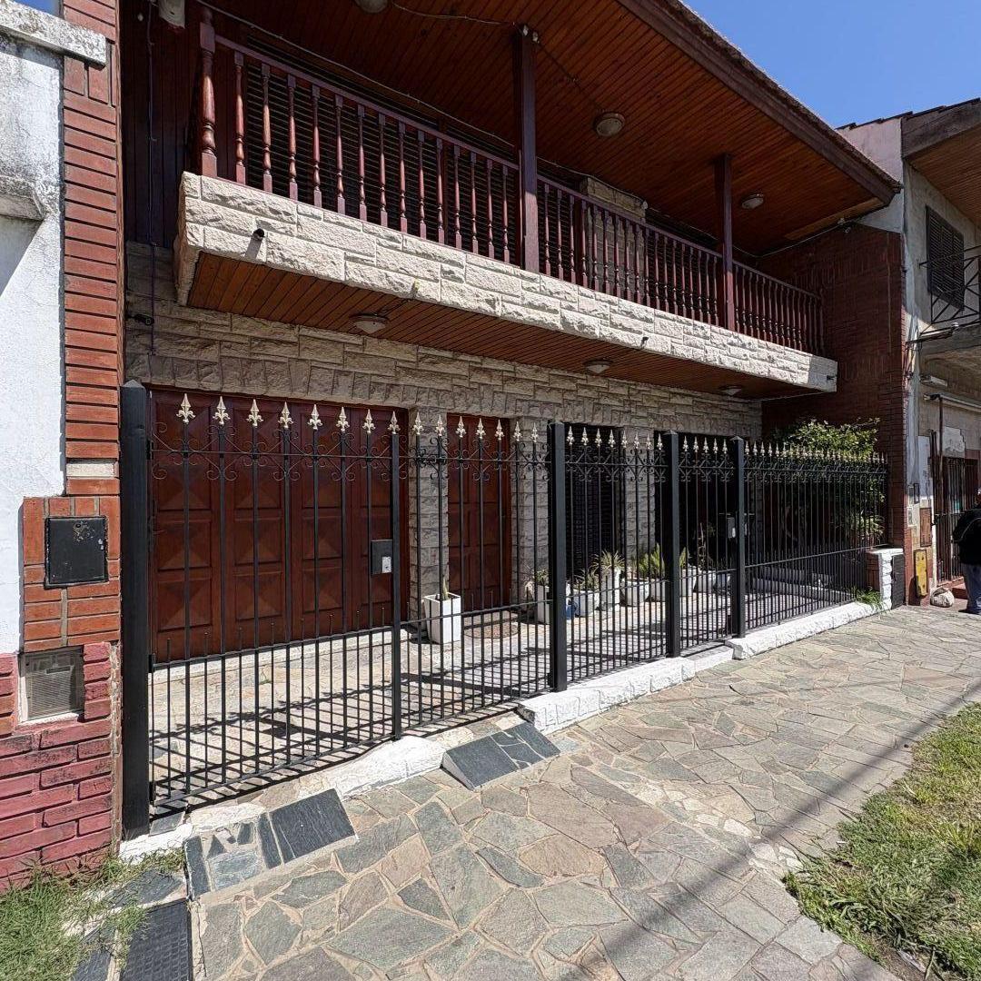 Foto de Chalet de 4 amb con cochera y patio en Remedios de Escalada, imagen 2