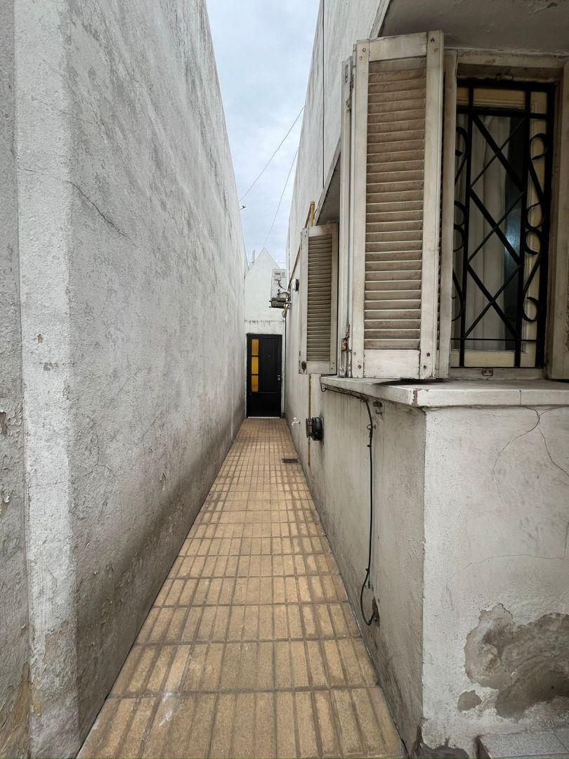 Foto de HERMOSA CASA SÓLIDA DE 3 1/2 AMB CON PATIO, PILETA Y QUINCHO, imagen 1