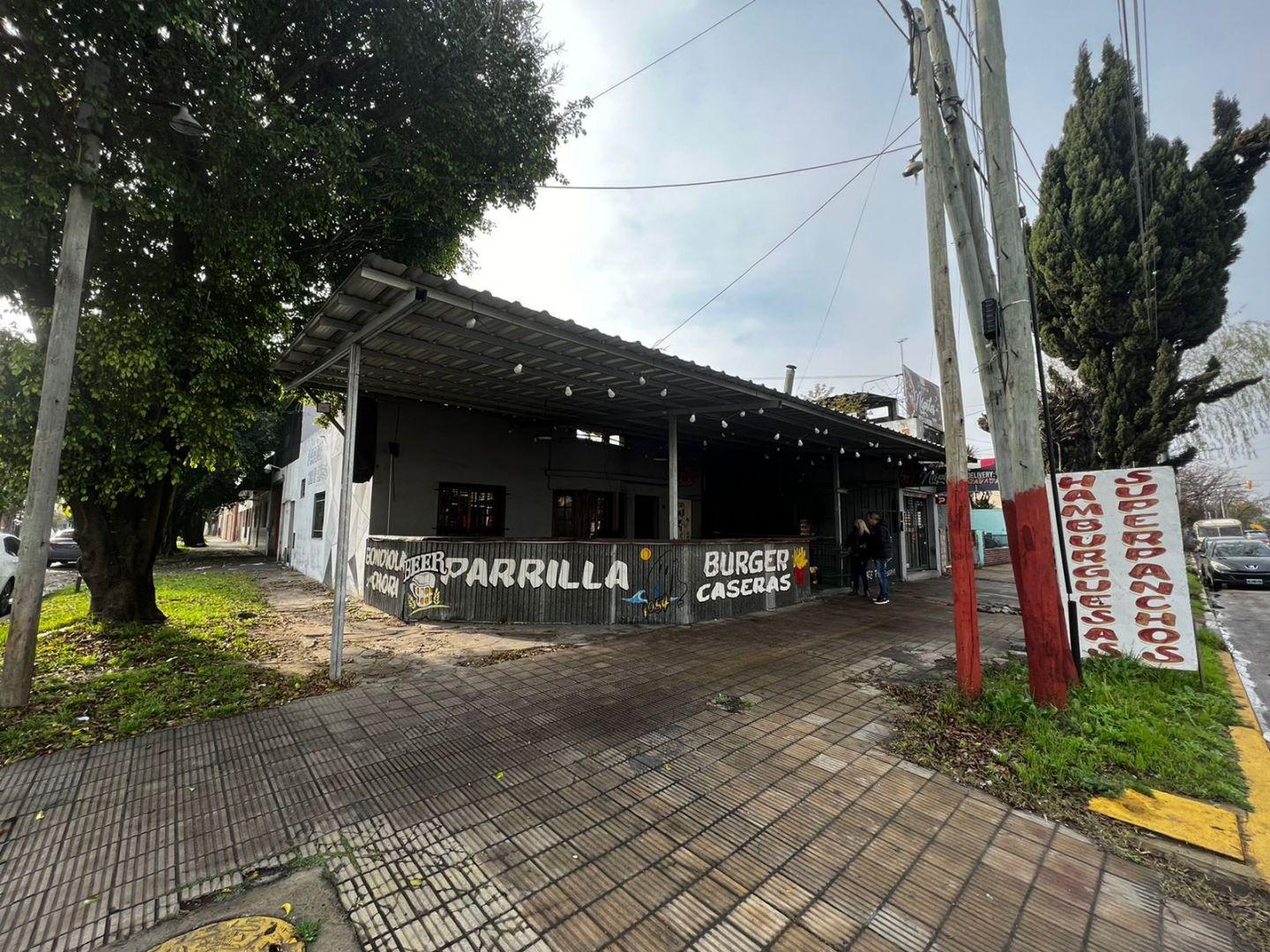 Foto de Dos locales comerciales a refaccionar de 190 mts aprox sobre avenida, imagen 2