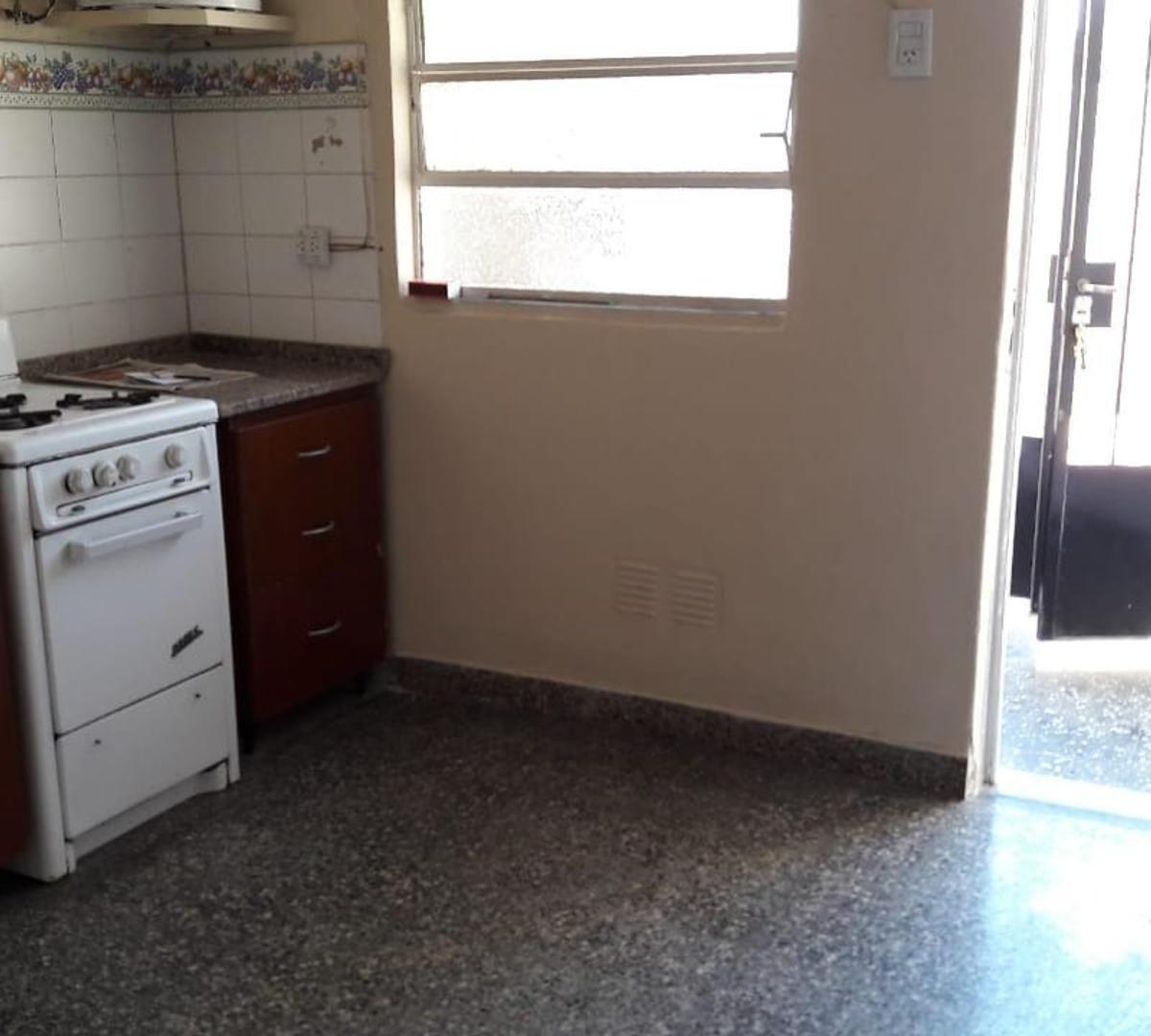 Foto de CASA EN LOTE PROPIO DE 3 AMBIENTES CON GRAN FONDO LIBRE, imagen 2