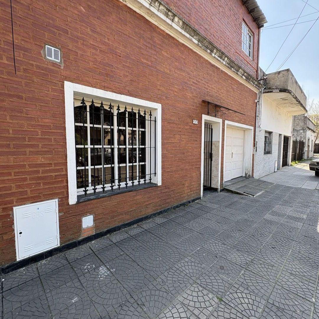 Foto de Casa de 4 amb c/ cochera, patio, quincho + depto de 3 amb c/ patio y, imagen 1