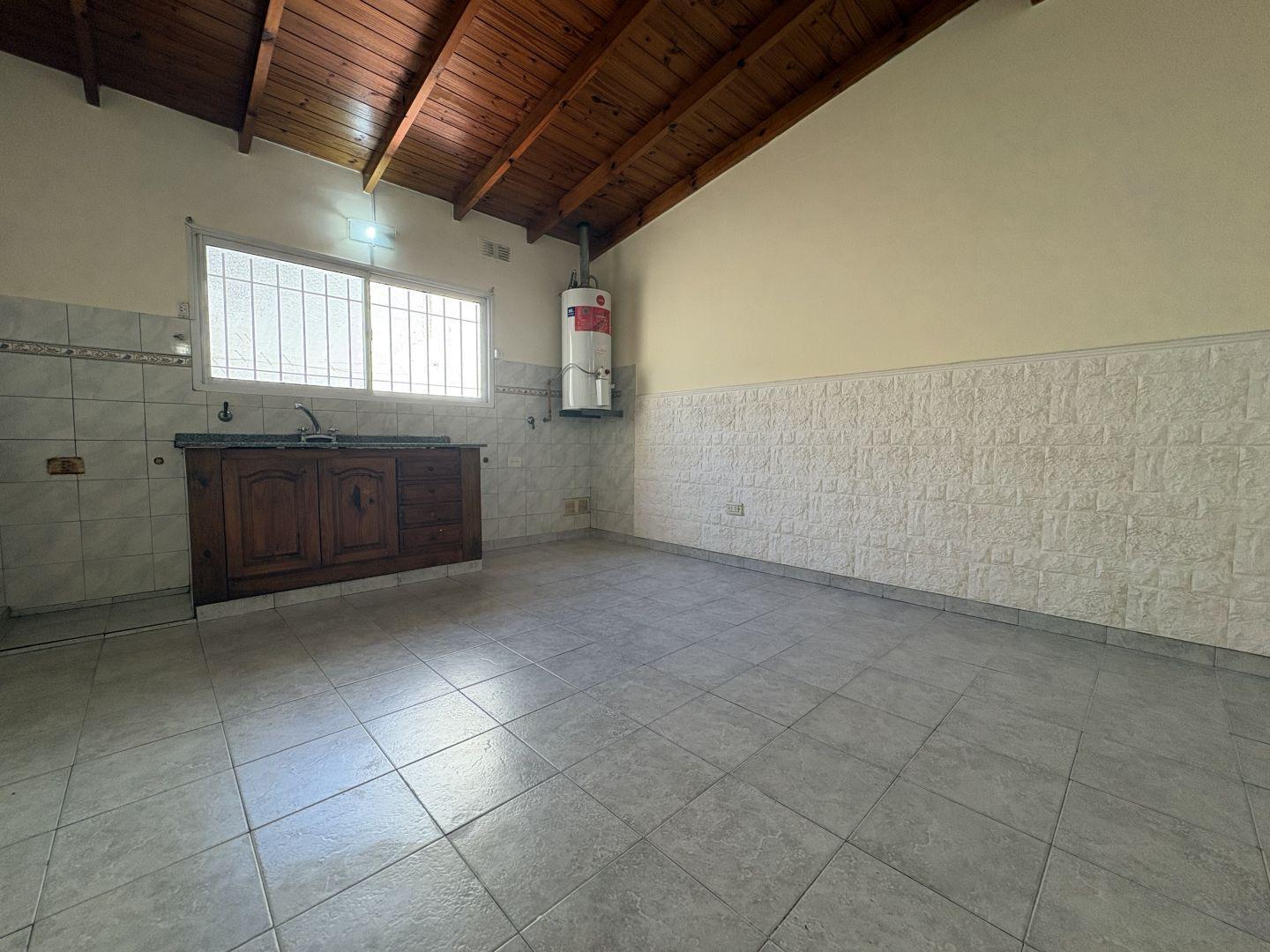 Foto de PH tipo casa de 3 amb con patio y cochera. Exc ubicación. Sin expensas., imagen 3